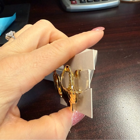 Avon Goldtone Hammered loop clip  Earrings. NIB 1989 vintage - Picture 4 of 5